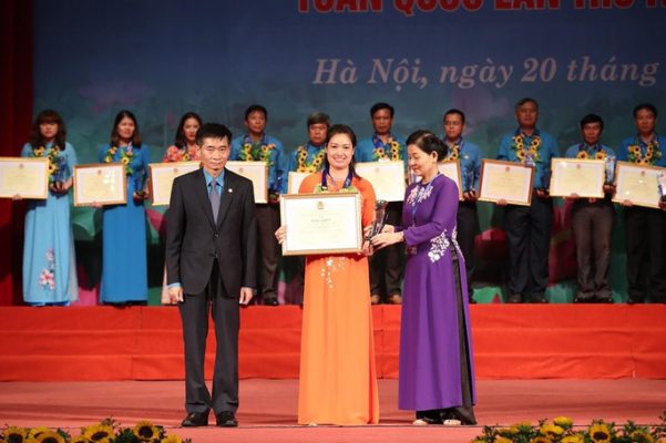 Ông Trần Văn Thuật (trái) trao bằng khen cho cán bộ CĐCS xuất sắc