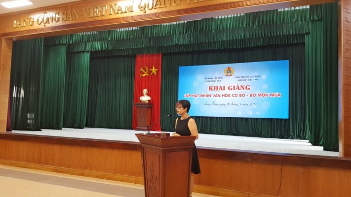 Bà Nguyễn Hoàng Lan - Trưởng phòng Nghệ thuật, Cung Văn Hóa lao động hữu nghị Việt Xô phát biểu tại buổi lễ khai giảng lớp hạt nhân văn hóa cơ sở bộ môn múa tại quận Long Biên