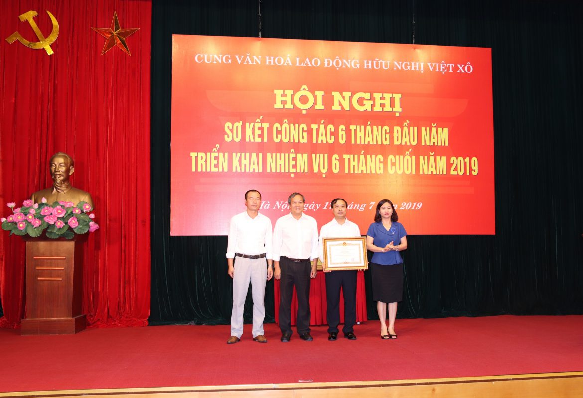Bà Nguyễn Thị Tuyến trao bằng khen của Thủ tướng chính phủ cho Ban Giám đốc Cung Văn hóa lao động hữu nghị Việt Xô.