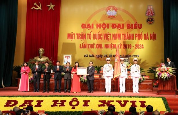 Bí thư Thành ủy Hoàng Trung Hải trao tặng Huân chương Độc lập Hạng Nhất cho lãnh đạo UBMTTQ Việt Nam TP Hà Nội khóa XVII