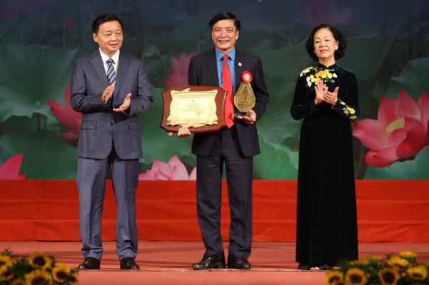 Trưởng Ban Dân vận Trung ương Trương Thị Mai (phải) và Bộ trưởng Tài Nguyên và Môi trường Trần Hồng Hà (trái) chúc mừng Chủ tịch Tổng LĐLĐ Việt Nam Bùi Văn Cường
