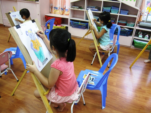 Lớp học lớp học vẽ cho bé 2 tuổi với những hoạt động giáo dục đặc sắc